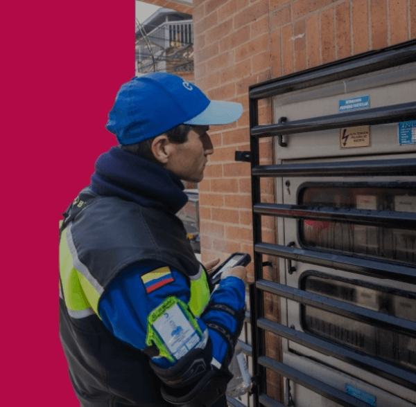 Técnicos de Enel revisando contadores de luz