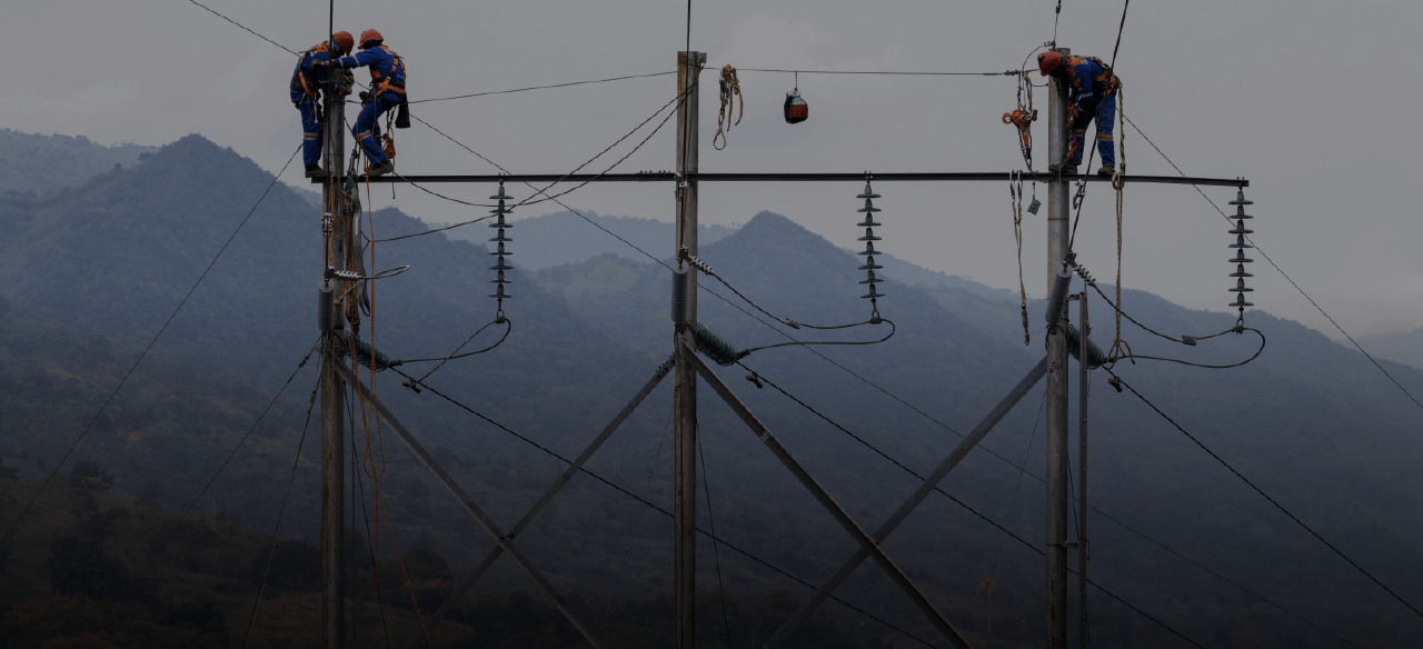 Técnicos de Enel Colombia en un poste