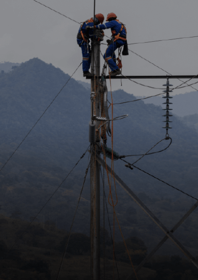 Técnicos de Enel Colombia en un poste