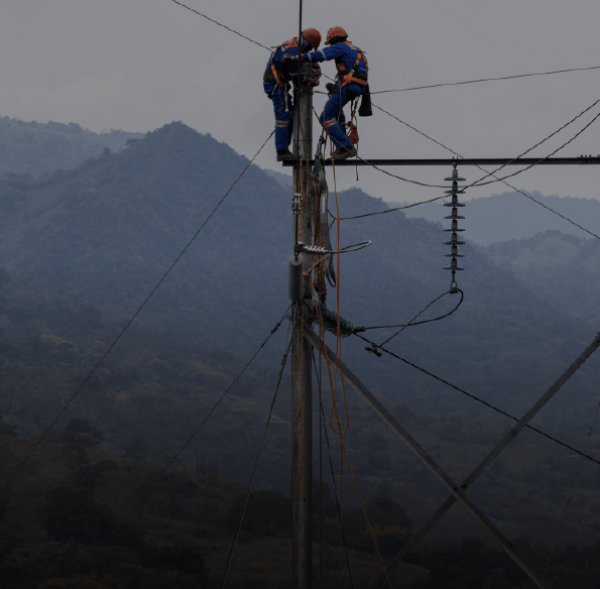 Técnicos de Enel Colombia en un poste