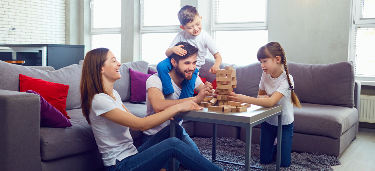 Familia jugando jenga