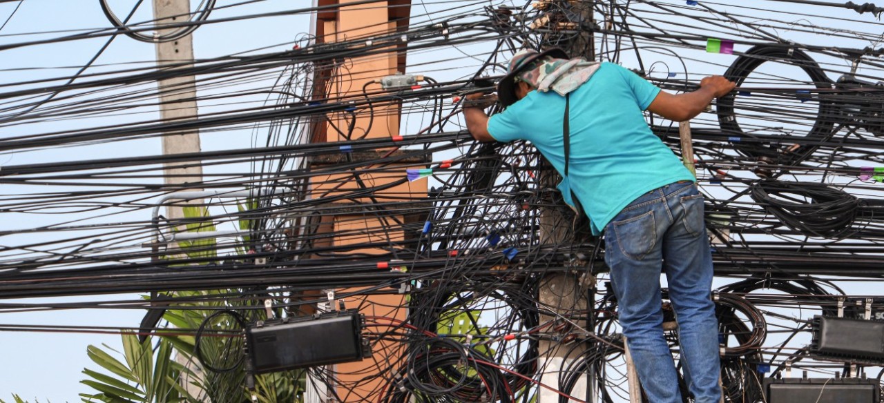 Ministerio de Energía y Minas - #ConsejosMEM  Las conexiones eléctricas  inadecuadas representan un peligro, ya que al no contar con adecuada  protección y un buen cableado pueden generar cortocircuito. Los cables