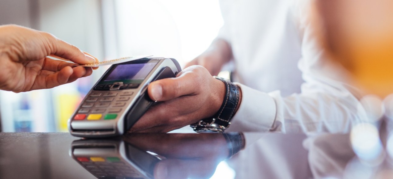 Persona realizando pago en datáfono, de una compra con tarjeta Crédito Fácil CODENSA.