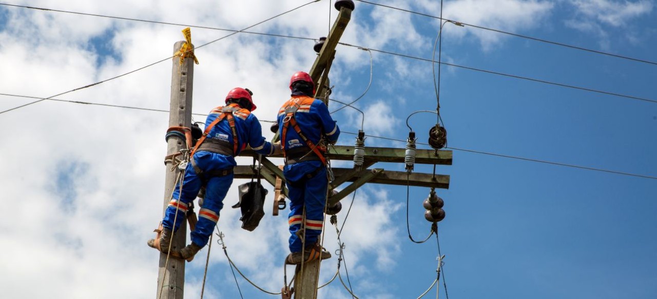 Trabajadores de Enel Colombia, atendiendo una falla de energía.